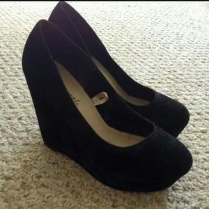 Black wedges